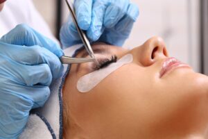 woman getting eyelash extensions